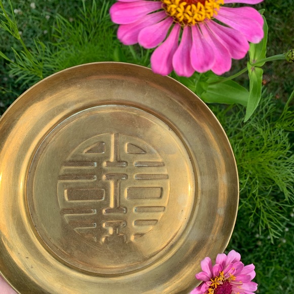 Brass dish with symbol - Picture 4 of 5